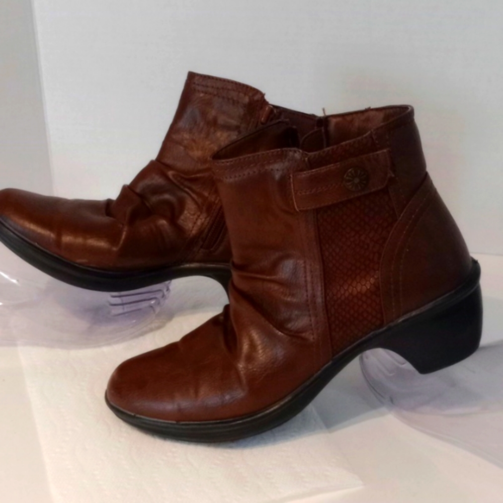 Easy‎ Street Comfort Wave Ruched Style Ankle Boots Size 7.5 Brown